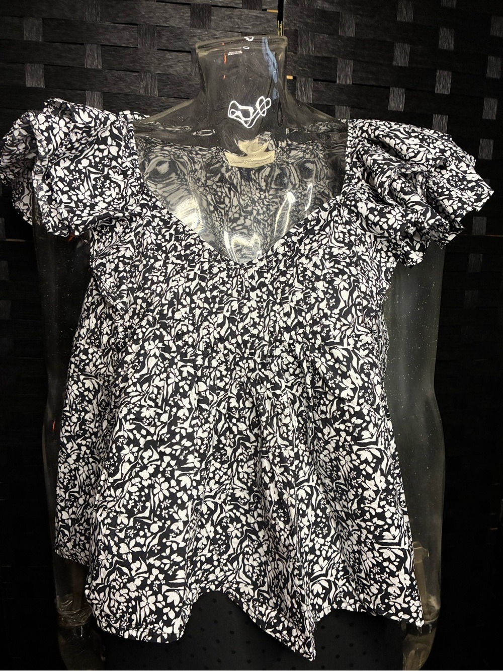 Universal Thread Black & White Floral V-Neck Puff Sleeve Top